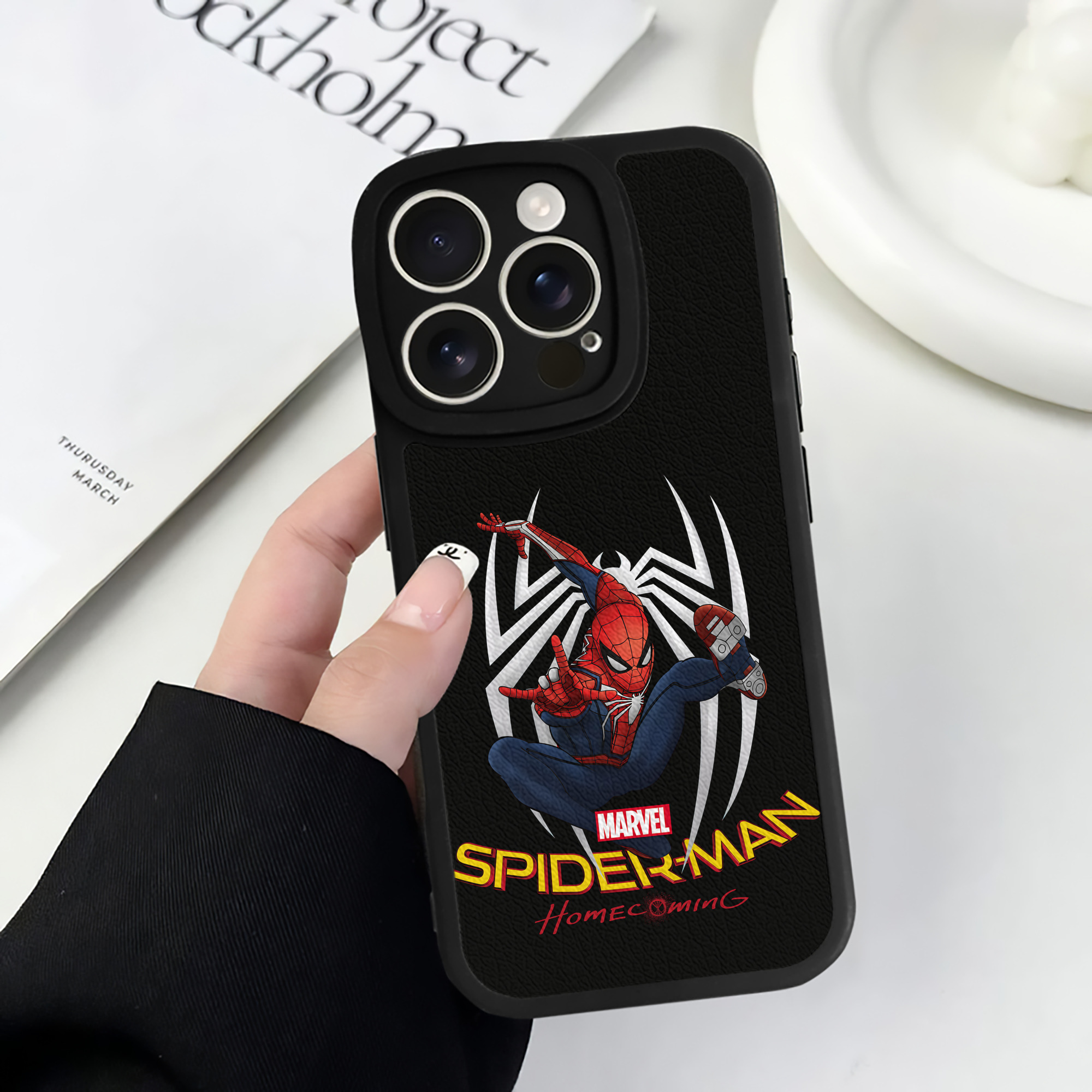 Spider Man スパイダーマン 【iPhone 16シリーズ対応】シリコンスマホケース（レザー調） 材質：シリコン